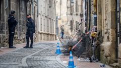 Agentes custodian la entrada del edificio de Miranda de Ebro en el que se produjo el incendio