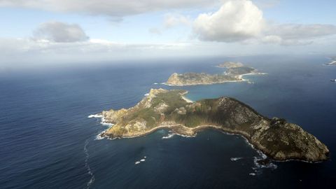 Estar a5,9 km en direccin suroeste con respecto al punto ms prximo de la isla de San Martio