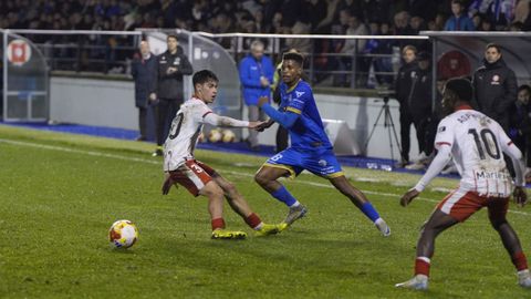 Jerin recibiendo un pase ante un jugador del Girona