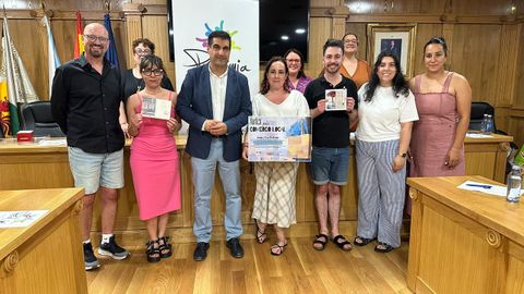 Gabriel Al�n posa con participantes y autoridades en Xinzo de Limia.