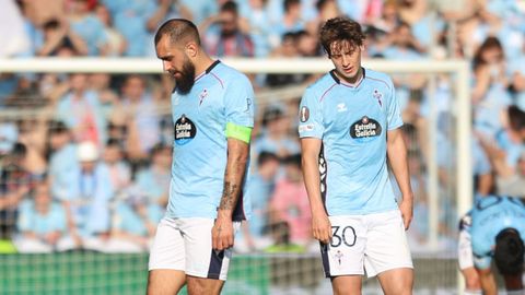 Borja Iglesias y Fer L&oacute;pez, cabizbajos tras uno de los goles del Friburgo.