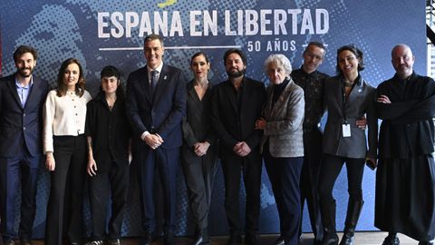 El presidente del Gobierno, Pedro Snchez, ayer con varios de los participantes en el acto Espaa en libertad, en el Museo Nacional Centro de Arte Reina Sofa de Madrid, y con su director, el corus Manuel Segade Lodeiro, a la derecha de la fotografa.