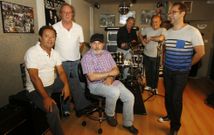 Tino Dom�nguez, con gorra y sentado, con el resto de los Black Stones en los estudios Litium. 