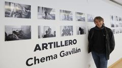 Chema Gavil�n, junto a parte de su exposici�n en el Marcos Valc�rcel