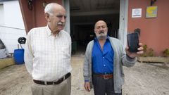Manuel Espasand�n e Jos� Mar�a Mouzo, co seu �smartphone�, en Taller Espasand�n, de Baio.