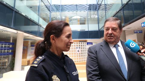 La comisaria de Santiago, Nuria Palacios, junto al subdelegado del Gobierno en la provincia, Julio Abalde.