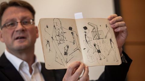 Stefan Litt muestra uno de los cuadernos con dibujos de Kafka