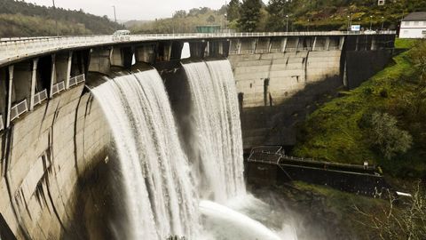 Imagen de archivo del embalse de Eiras, evacuando agua.