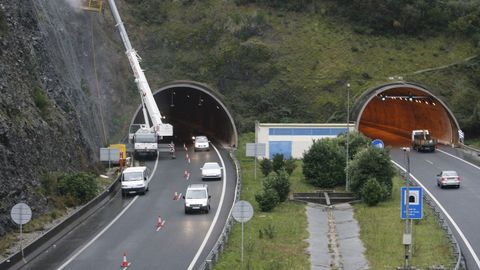 En la imagen, de archivo, obras en el tnel de la AP-9 a la altura de Cabanas.