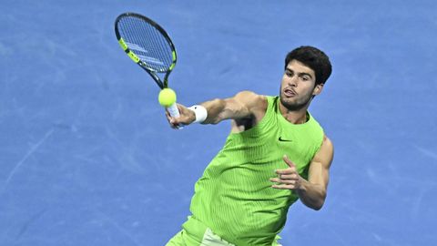 Carlos Alcaraz golpeando la bola durante la final de Indian Wells ante el franc�s Arthur Fils