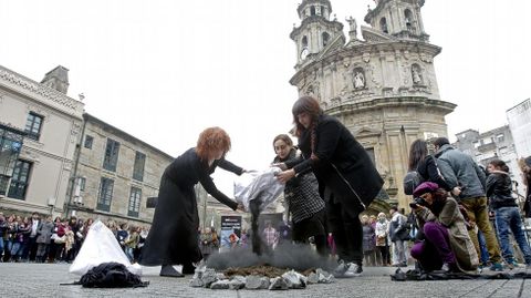 Nin unha mais. Performance de Ana Gesto en la Praza da Peregrina contra la violencia de g�nero