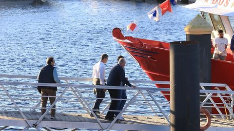 Cena real en la r�a de Pontevedra: Juan Carlos I embarca en un bateeiro en Sanxenxo