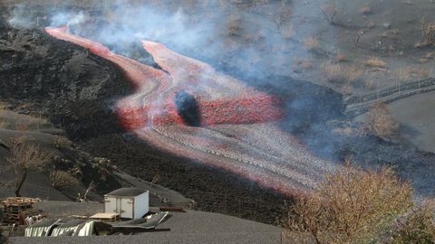 Nueva colada surgida tras la aparicin de dos nuevas bocas en el volcn de La Palma