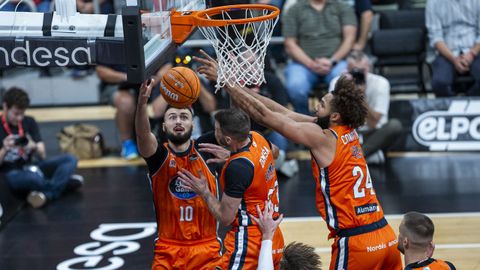Uleckas busca un rebote bajo el aro durante el partido contra el UCAM Murcia.