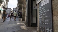 Pizarra del men� del d�a en un local hostelero de Santiago, el pasado 12 de agosto