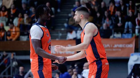 Danilo Brnovic d�ndole la mano a Abdou Thiam durante el encuentro entre el Leyma B�squet Coru�a y el Alicante