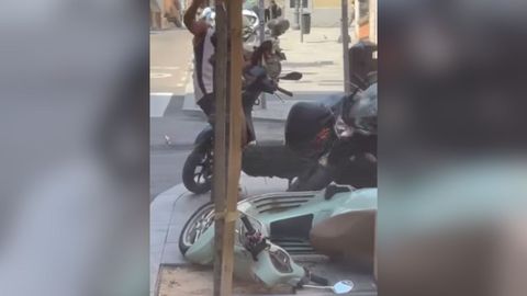 El peatn, tirando las motos aparcadas en el vdeo difundido a travs de las redes sociales.
