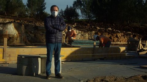 El alcalde de Coirós posa en las obras del nuevo colegio que financia la Xunta en Pedrapartida