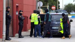 Registro de una vivienda en una operacin contra el narcotrfico en Gibraltar