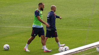 El jugador del Celta Borja Iglesias, con el preparador f�sico �lex And�jar, en el entrenamiento de este domingo.