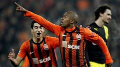 Douglas Costa festeja un gol del Shakhtar