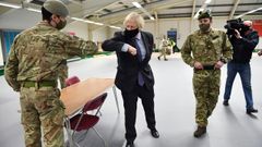 El primer ministro brit�nico, Boris Johnson, saluda a un soldado en un centro de vacunaci�n en Glasgow el pasado 28 de enero