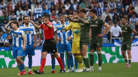 El colegiado Alejandro Ojaos haciendo la se�al de ir al VAR durante el Deportivo-Legan�s.