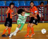 Una jugadora de la Gironella progresa ante la presi�n de las burelistas Maite (izquierda) y Dolo.