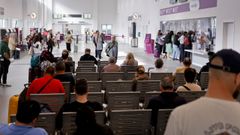 Pasajeros en la estación provisional de A Coruña