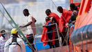 Migrantes, uno de ellos menor, a su llegada el lunes al puerto canario de Arguinegun.