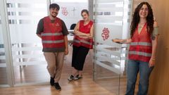 Jos� Mar�a Bocanegra, coordinador del programa, junto a dos voluntarias: Mara, fenesa de 21 a�os, y Karen, colombiana de 23