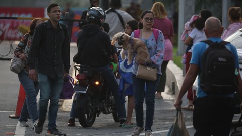 Vista de los controles en el acceso de Fuerte Tiuna, que alberga la sede del Ministerio de Defensa, tras varias explosiones registradas en la zona durante la madrugada de este s�bado en Caracas.