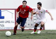�scar M�ndez, a la izquierda, acab� lesionado en el partido ante el colista de la liga.
