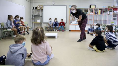 Clase de infantil en el CEIP L�pez Ferreiro de Santiago, con alumnos con mascarillas y distancia de seguridad entre subgrupos en septiembre del 2020. Est� previsto que estas medida se mantengan el pr�ximo curso