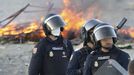 Presencia policial para evitar que contin�en los incendios en las chozas constituidas por los migrantes en la playa del Trampol�n este jueves en Ceuta
