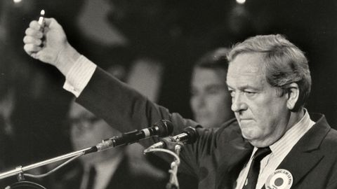 Jean-Marie Le Pen sostiene un mechero en un acto en memoria de un militante asesinado en 1986