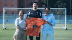El nuevo portero del Celta Altay Bayindir, incorporado al stage de pretemporada, posa con Mari�n Mouri�o y Marco Garc�s.
