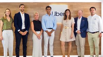 Desde la izq.: Teresa Silvestre (Mánager de Asuntos Públicos Uber), Felipe Fdez (Director General de Uber en España y Portugal), Encarna Matos (RRPP, Eventos y Patrocinios RCNP), Harsh Nain (Mánager de Operaciones Uber), Lola Vilas (directora de Uber en España), Rafael Gil (presidente RCNP) y Manu Fraga (director RCNP).