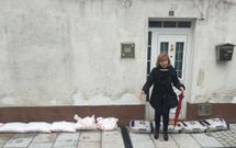 La vecina de una casa muestra lo sacos de sal y sepiolita para evitar la entrada del agua. 