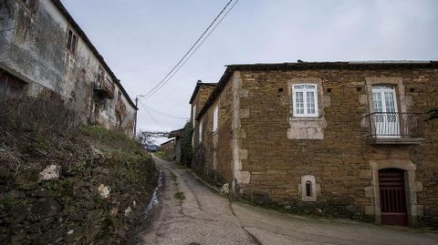 Casas de Supereiro (izquierda) y Fidalgo (derecha), en el pueblo de San Mamede