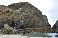 La �nica forma de llegar a la ermita es trepando por una cuerda colocada sobre la roca. 