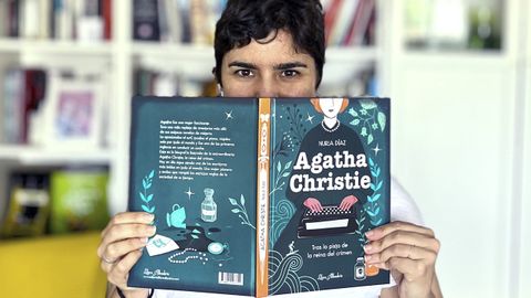 La ilustradora arousana, Nuria D&iacute;az, con su &uacute;ltimo libro sobre Agatha Christie