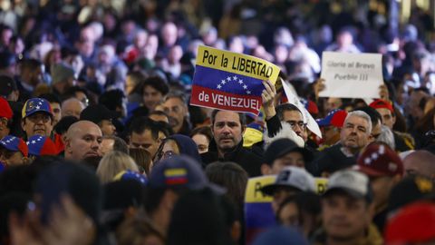 Decenas de personas participan en la manifestacin convocada en Madrid para apoyar a Edmundo Gonzlez