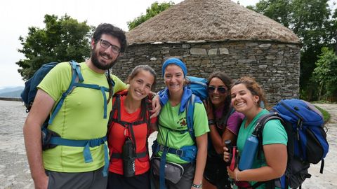 Un grupo de italianos que peregrina hacia Santiago, felices por estar ya en O Cebreiro 