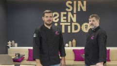 Álex y Ángel, en Sinsentido, donde el santiagués se encarga de la cocina. Las recetas son el resultado de las ideas que aportan estos dos amantes de las hamburguesas. En cuanto a la acogida, dicen, «estamos comenzando a despegar y a darnos a conocer. Ya empiezan a llamarnos para reservar y, poco a poco, la gente se anima a venir y a probar algo distinto a lo habitual».