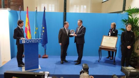 Alfredo Canteli entrega la medalla de Oro de Oviedo al director gerente de la Fundaci�n Vinjoy, Adolfo Rivas.