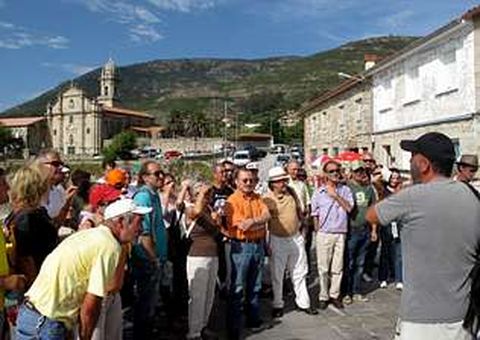 M�s de un centenar de personas asistieron ayer a la primera visita guiada.