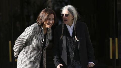 La cantante y escritora estadounidense Patti Smith, galardonada con el Premio Princesa de Asturias de las Artes 2026, acompa�ada de Teresa Sanjurjo, Directora de la Fundaci�n Princesa de Asturias, este domingo en Oviedo, donde participar� en la ceremonia de entrega de los Premios Princesa 2026 el pr�ximo viernes