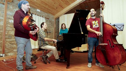 OS �LTIMOS ENSAIOS. A formaci�n Pablo Seoane TREM que traballa no proxecto �Bestiario tra�do� est� integrada polo pianista ferrol�n Pablo Seoane, a soprano ourens� Carmen Gurriar�n, o contrabaixista cubano afincado en Compostela Jos� Manuel D�az e o zanfonista galego �scar Fern�ndez. A imaxe tomouse nun dos �ltimos ensaios -antes da estrea do domingo- nas dependencias do estudio A Ponte, en Roxos (Santiago)