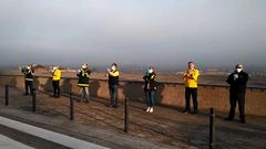 Los carteros de Oviedo aplauden a los sanitarios del HUCA.